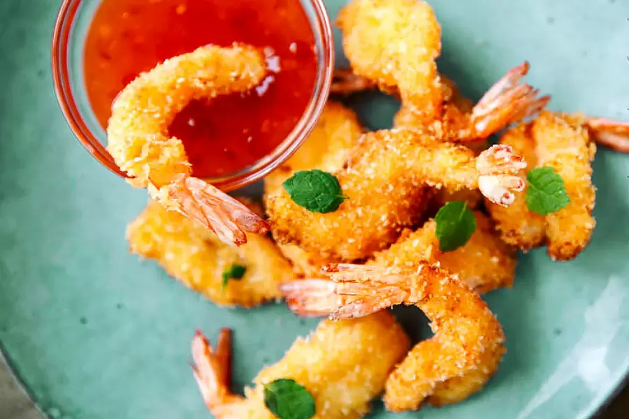 Как приготовить хрустящие кокосовые креветки: рецепт с секретом