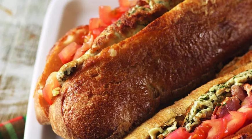 Завтрак, который покорит ваши вкусовые рецепторы: сэндвич с беконом и омлетом